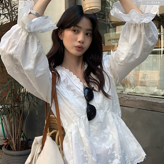 더클 브이넥 레이스 자수 밴딩 코튼 블라우스 (화이트) 봄 여름 시스루 플라워 제이플로우 - 상세 이미지 3