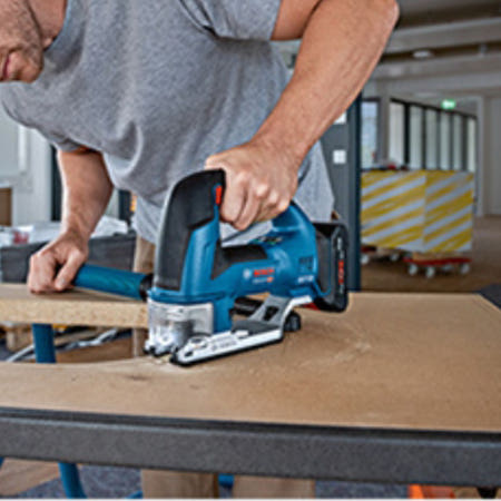 목공소 나무 판자 절단 자르기 작업 충전식 직소기 18V