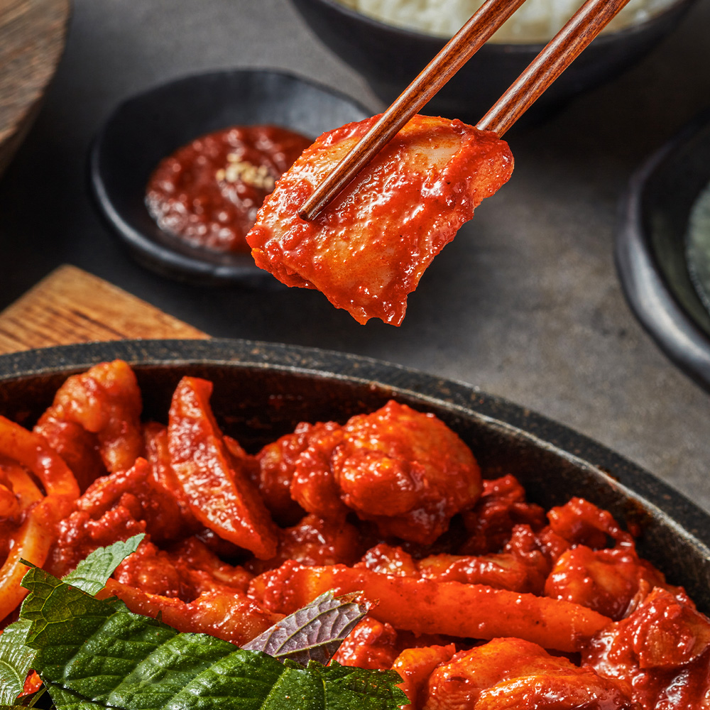 미트프로젝트 춘천식 철판 닭갈비 1kg (닭갈비 770g+우동사리 230g) - 상품 이미지