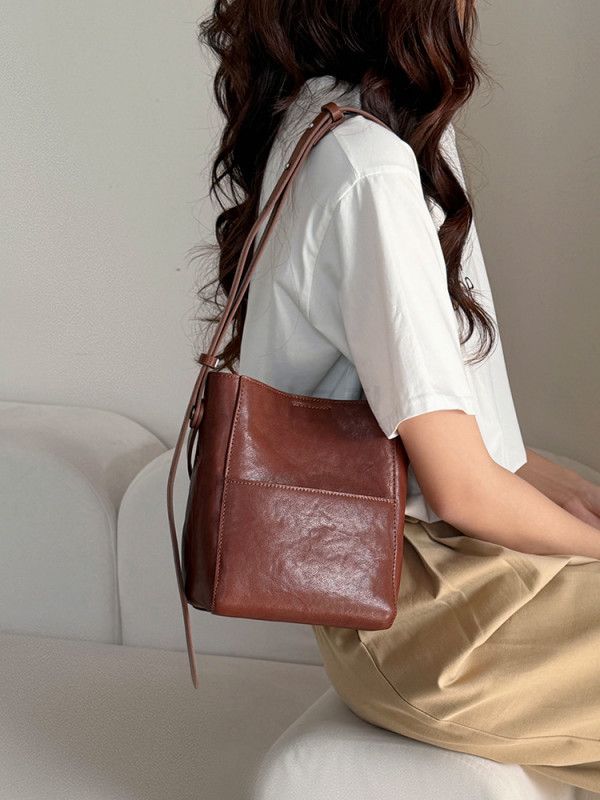 메이크픽 천연소가죽 버킷백 은은한 광택 미니멀 데일리룩 길이조절 스트랩 2Way 가방 - 상세 이미지 4