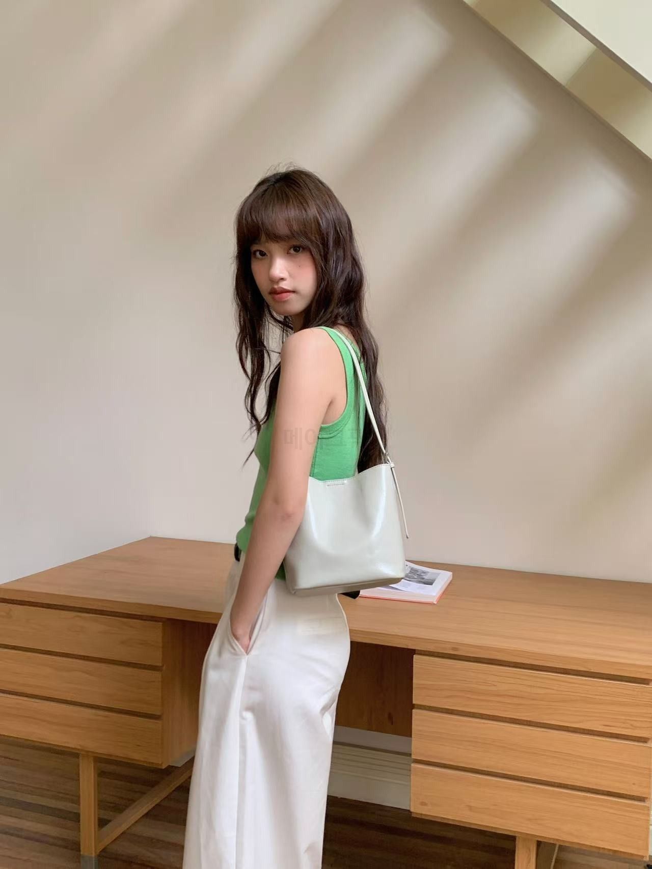 숄더백 천연소가죽 미니 버킷백 미니멀 어반 스타일 데일리 가방 이미지 8
