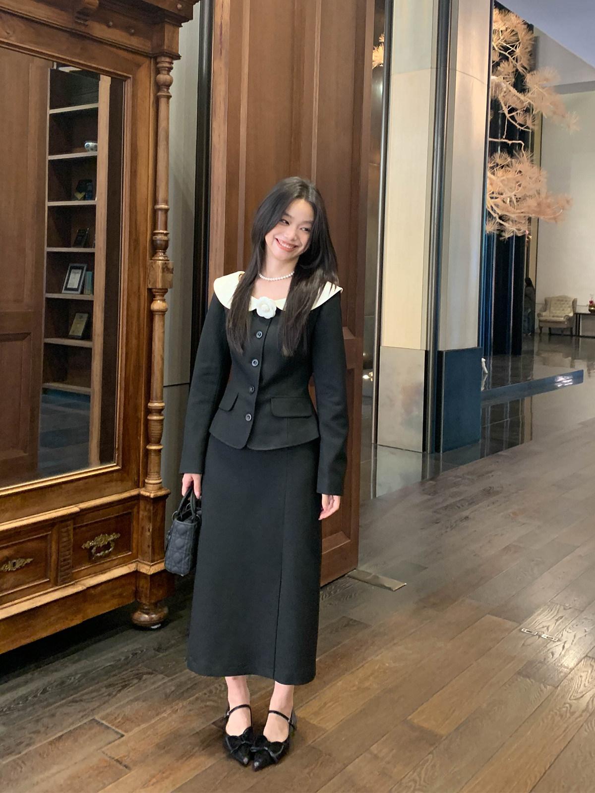 투피스세트 배색 둥근 카라 플라워 코사지 정장 자켓 롱 스커트 코디세트 - 상세 이미지 4
