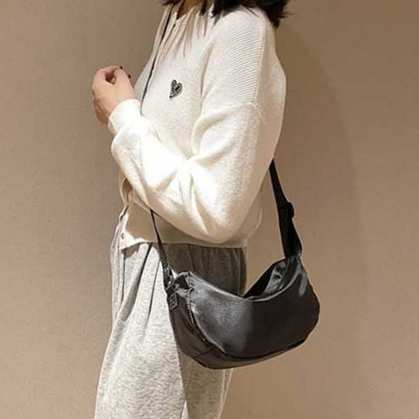 데일리 백 캐주얼 여성 크로스 백 반달 새들 유광 - 상품 이미지