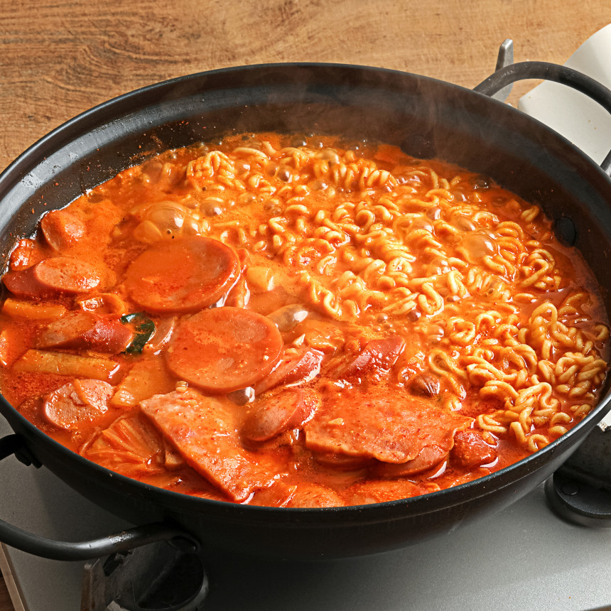 극소수 햄 폭탄 부대찌개 밀키트 국내산 소세지 1인분 혼밥 야식 캠핑 택배 수제 간편식 사진 4