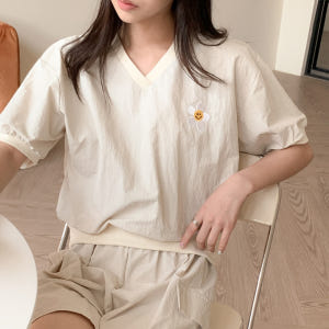 바스락 세미크롭 반팔맨투맨 여성 여름 브이넥 플라워 자수 반팔 티셔츠 착용 후기 | 사이즈/핏 총정리 - 상품 이미지 1