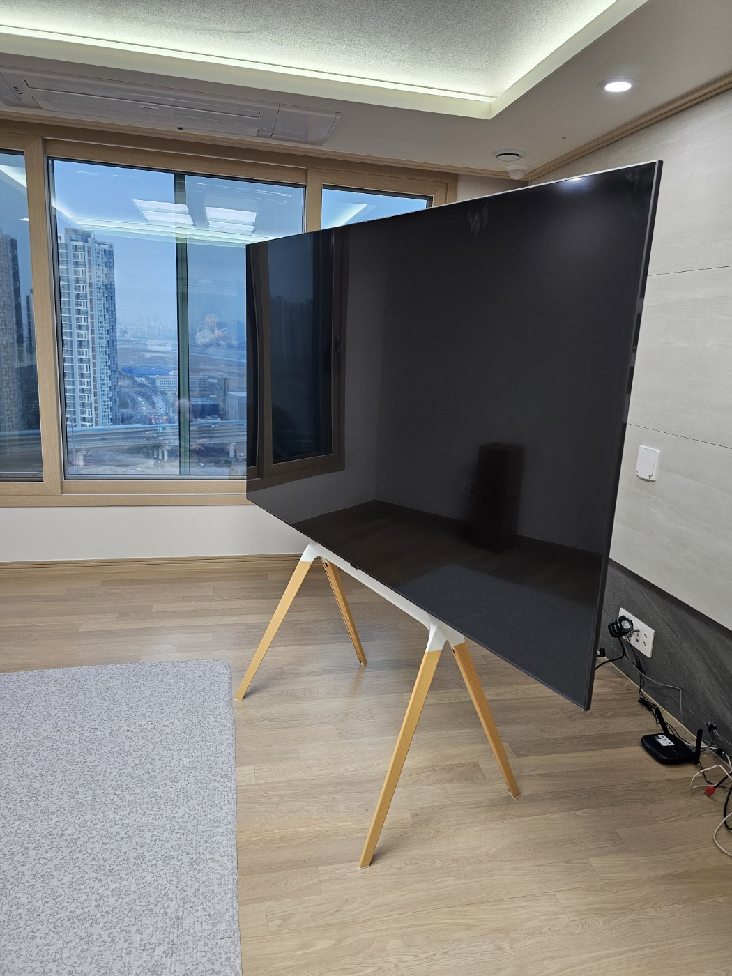 [중고] 대형 TV 스탠드 이젤형 티비거치대 218cm(86인치) 조립설치 포함 이미지 6