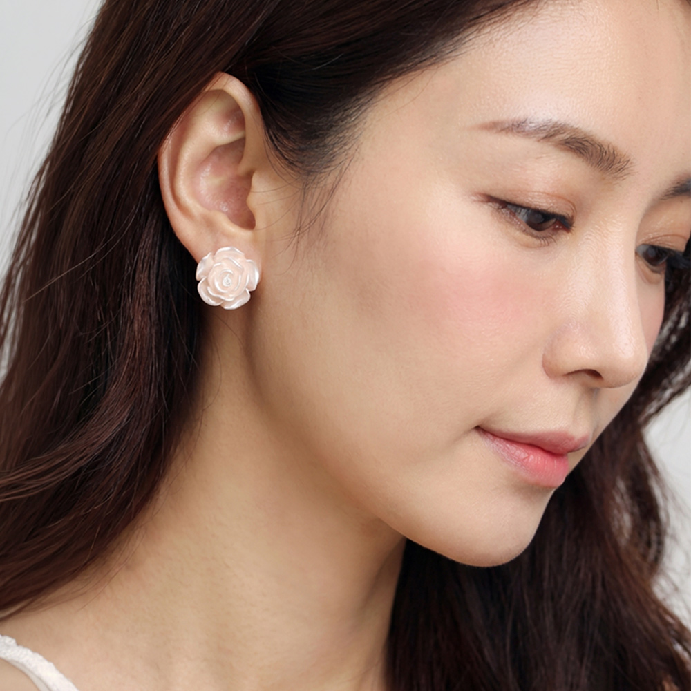레진펄 진주로 만든 장미 귀걸이 화이트 플라워 로즈데이 - 상세 이미지 5