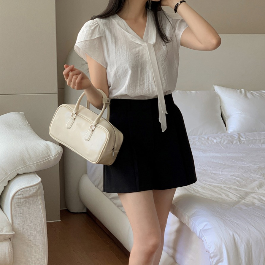 브이넥 반팔 튤립 소매 셔링 타이 블라우스 - 상세 이미지 4