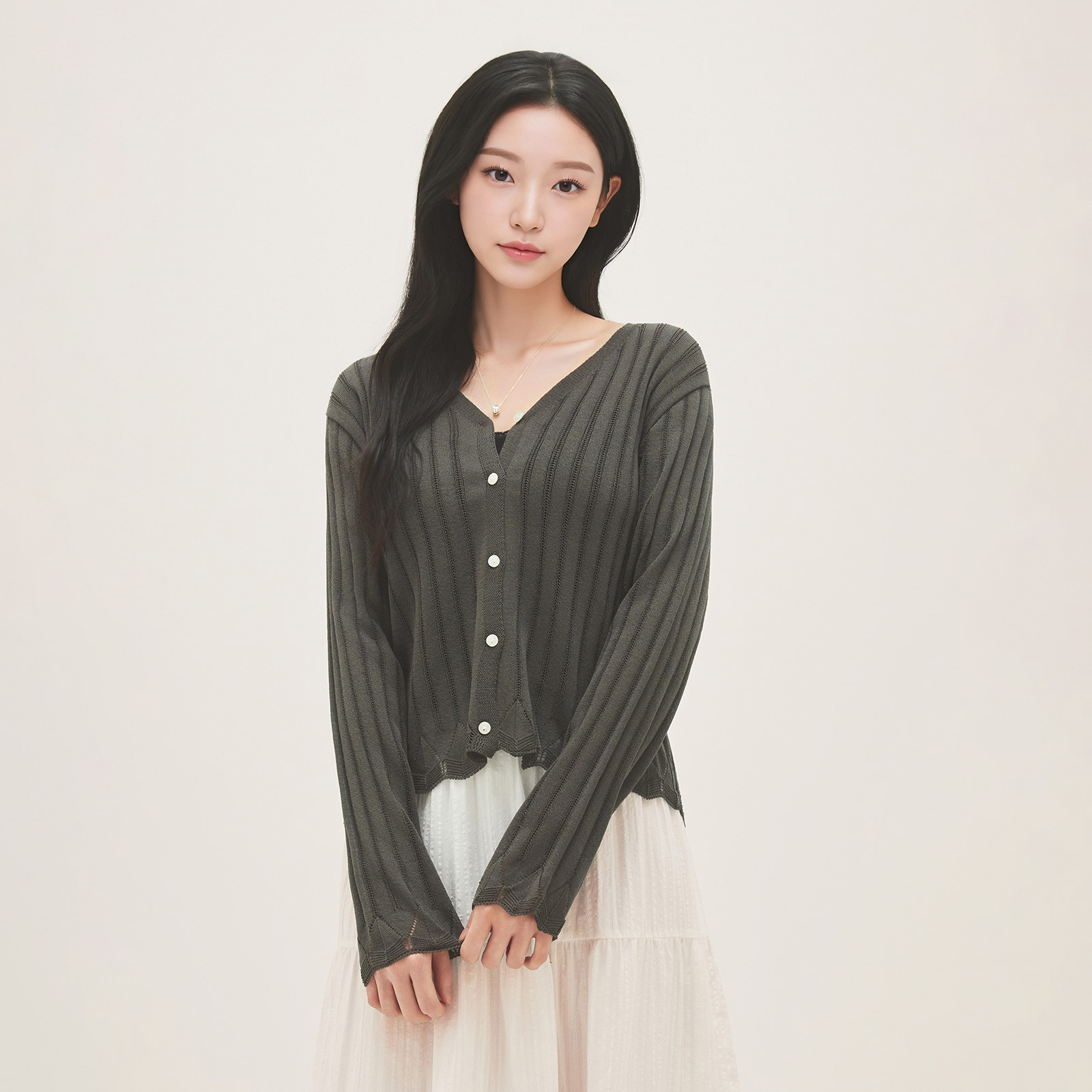 로엠 밑단 스칼럽 가디건 RMCKG25RTA - 상품 이미지