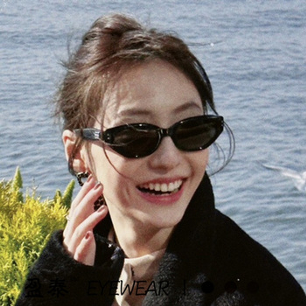 캣아이 여성 선글라스 접이식 Y2K 레트로 패션 코디 안경 블랙 프레임 블랙그레이 렌즈 - 상품 이미지