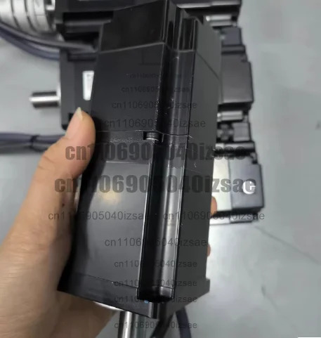 브레이크가 장착된 400와트 모터 SGM호환JV-04ADA2C 완전히 작동하며 리퍼를 거쳤습니다.