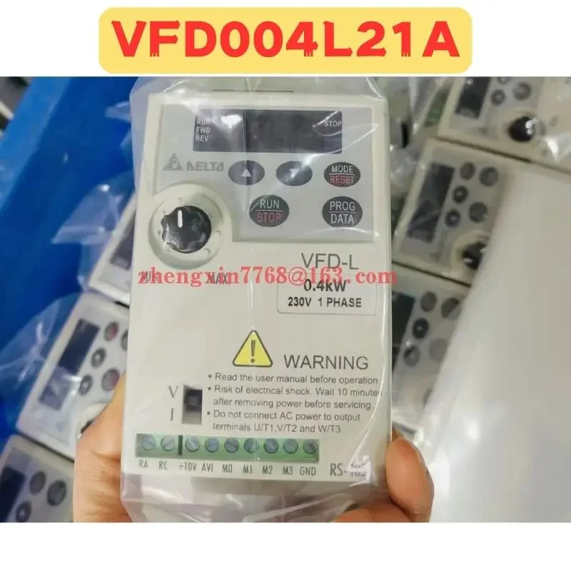 오리지널 주파수 변환기 VFD004L21A 신