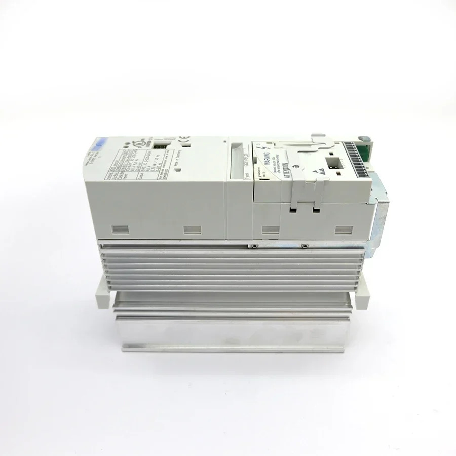 Voorraad Evs9326-ekv004 Lenze E82ev751-4c040 8200 벡터 주파수 변환기