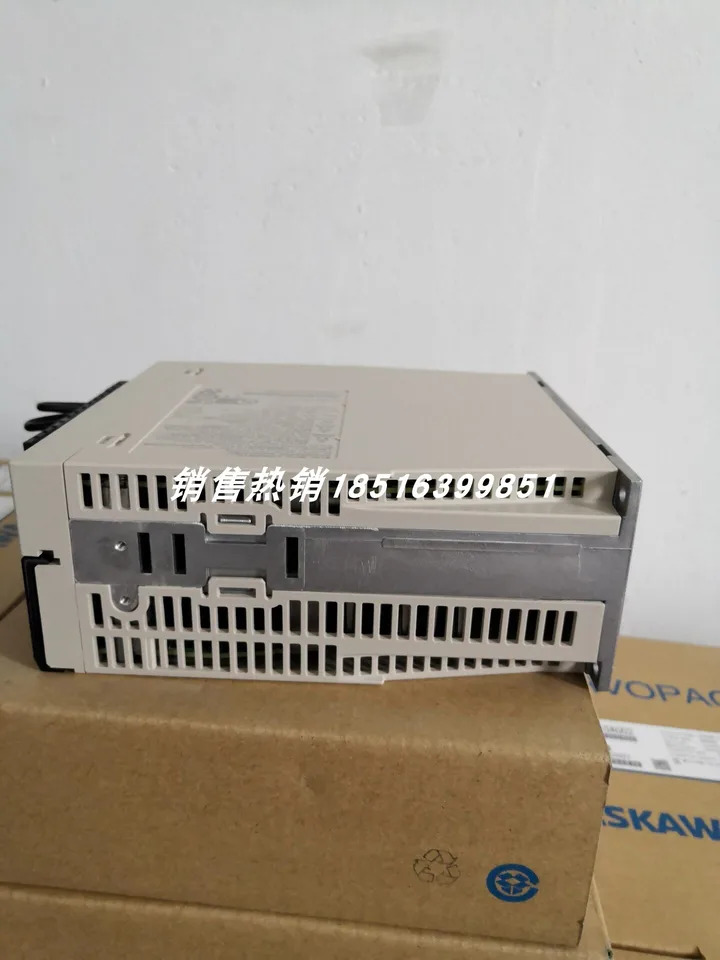 Yaskawa 서보 드라이브 포장 SGD7S-5RA00B202/SGD7S-5RA00A202