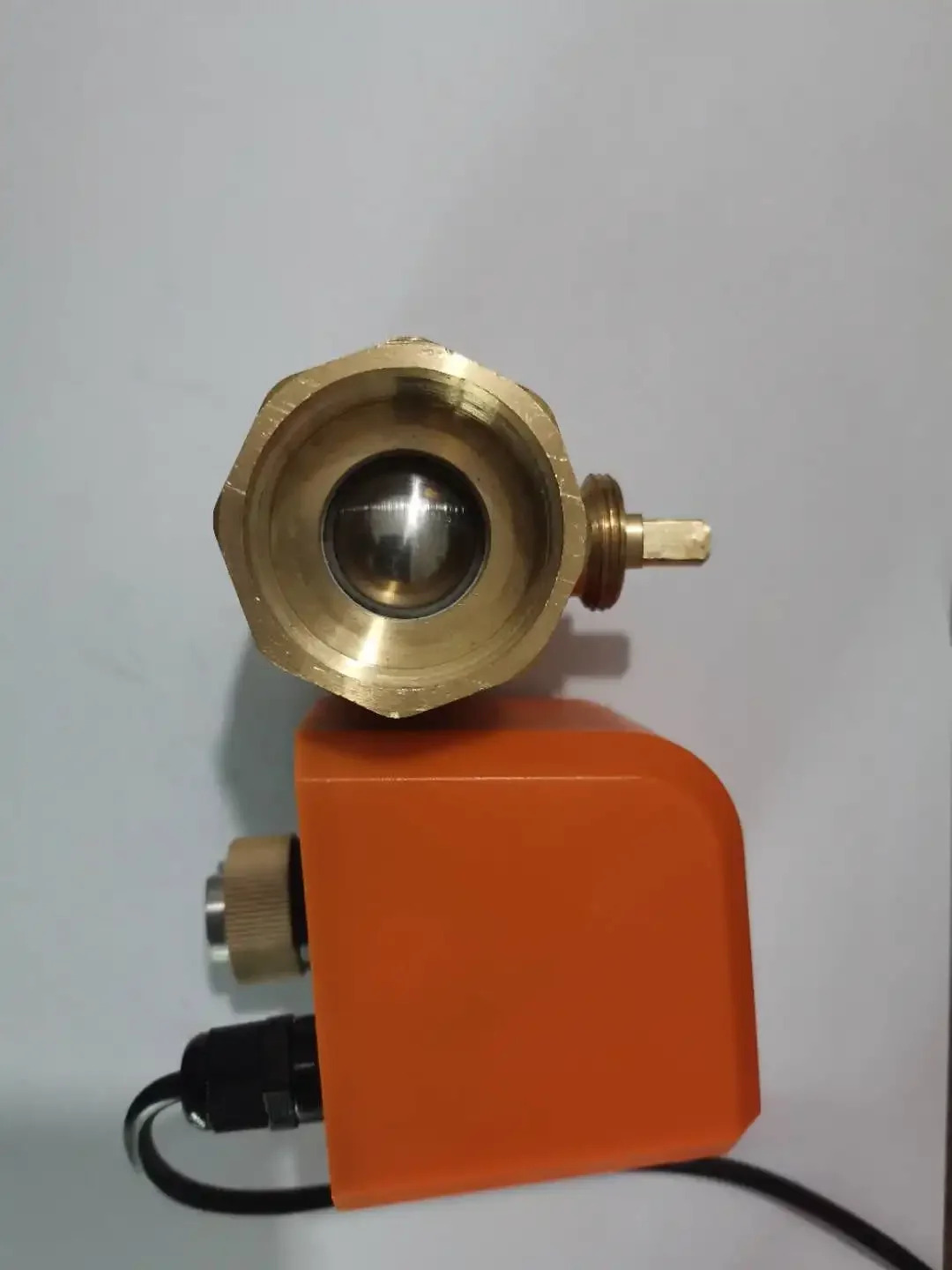 220V DC12V/24V 2선식 전기 볼 밸브전원이 공급되어 일반적으로 닫힌 솔레노이드 밸브가 열립니다. DN15 20 25 32 40