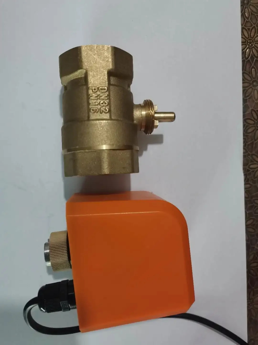 220V DC12V/24V 2선식 전기 볼 밸브전원이 공급되어 일반적으로 닫힌 솔레노이드 밸브가 열립니다. DN15 20 25 32 40