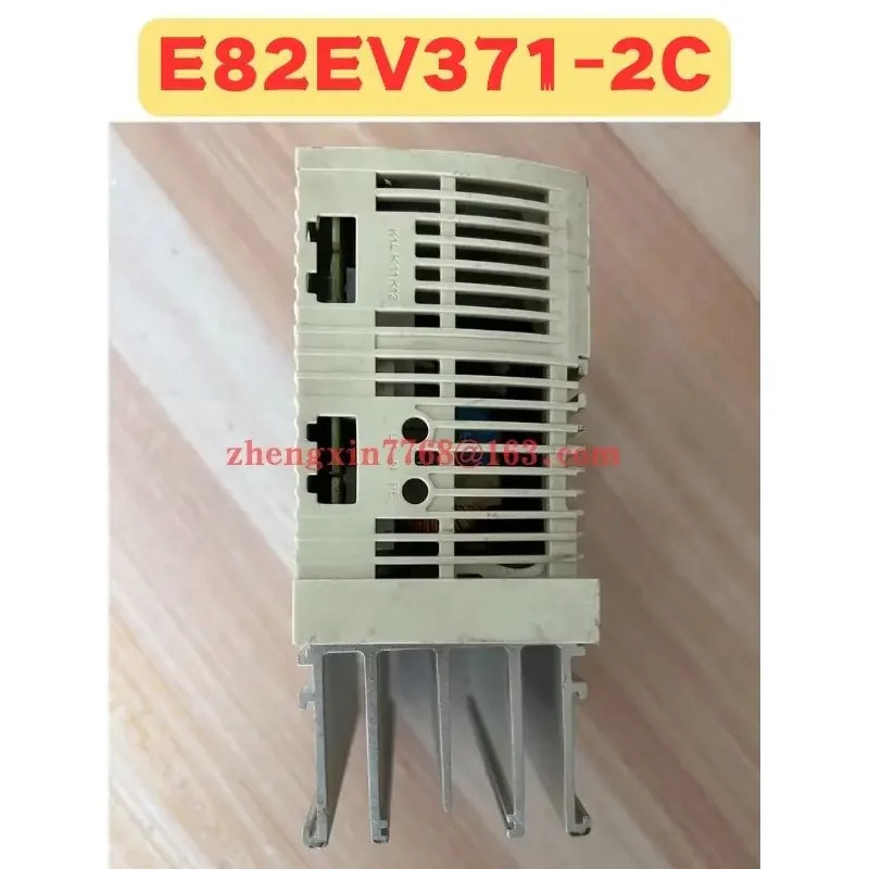 리퍼 주파수 변환기 E82EV371-2C 정상 기능 완료 E82EV371 2C