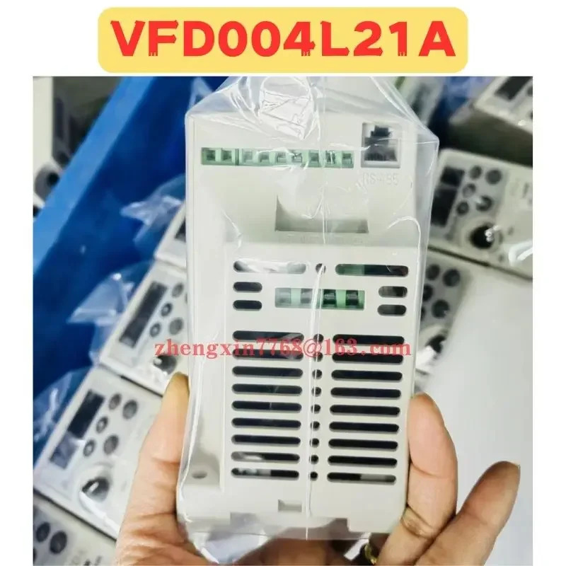 오리지널 주파수 변환기 VFD004L21A 신