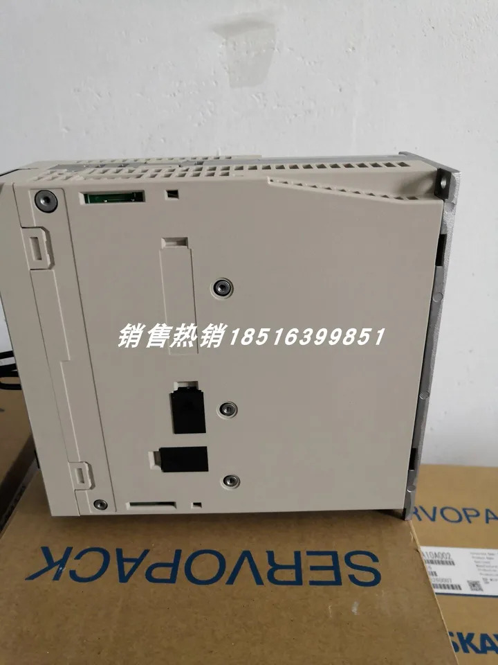 Yaskawa 서보 드라이브 포장 SGD7S-5RA00B202/SGD7S-5RA00A202