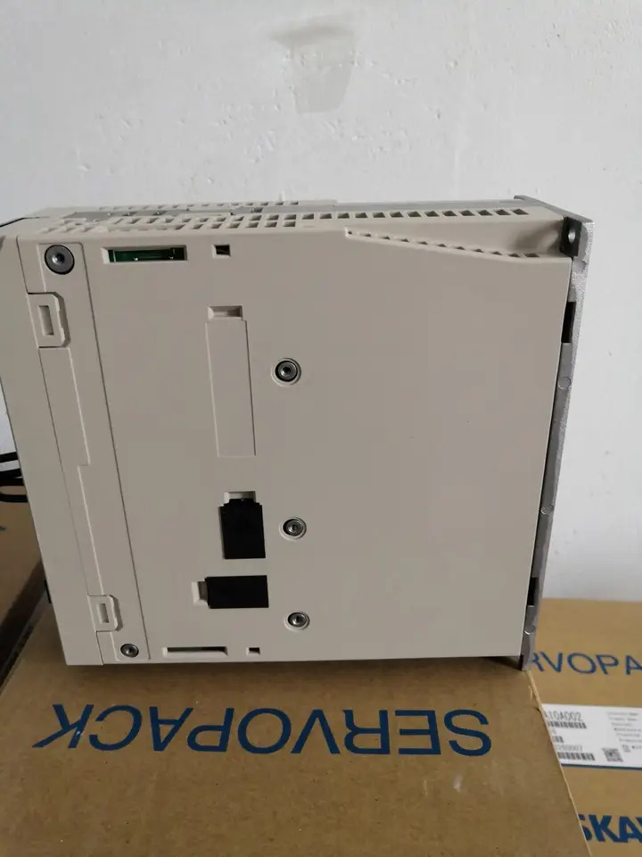 SGD7S-5R5A10A002 SGD7S-5R5A10A202 서보 드라이브 포장 공급1