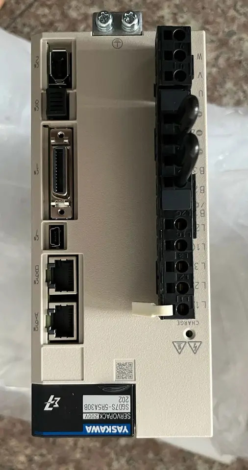 SGD7S-5R5A30B202 서보 드라이브 SGD7S 5R5A30B202 신
