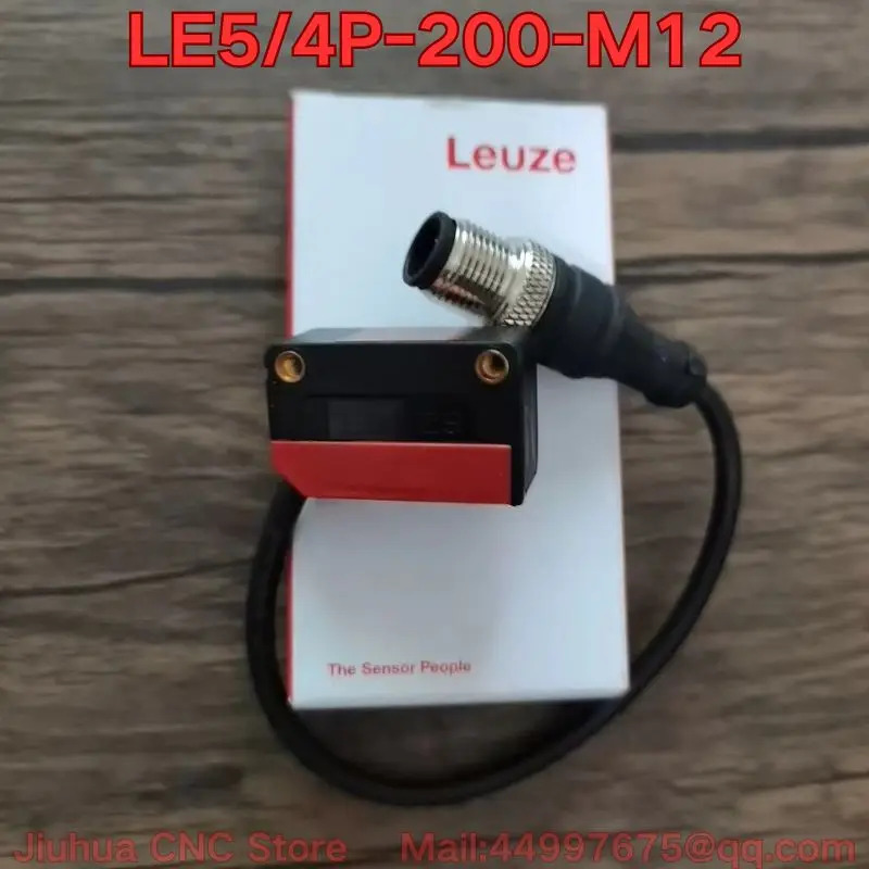 LE5/4P-200-M12 광전센서