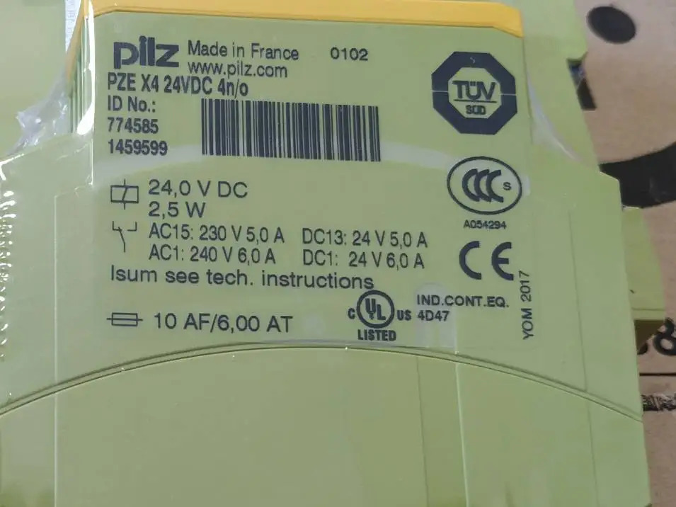 PZE X4 일련 774585 PILZ 안전 릴레이 충실도 신