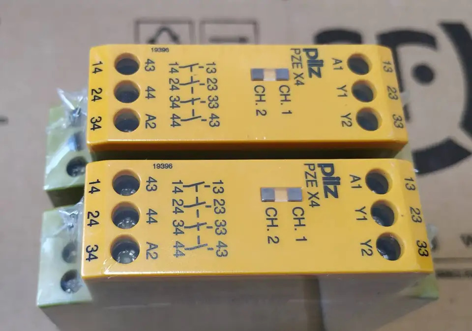 PZE X4 일련 774585 PILZ 안전 릴레이 충실도 신