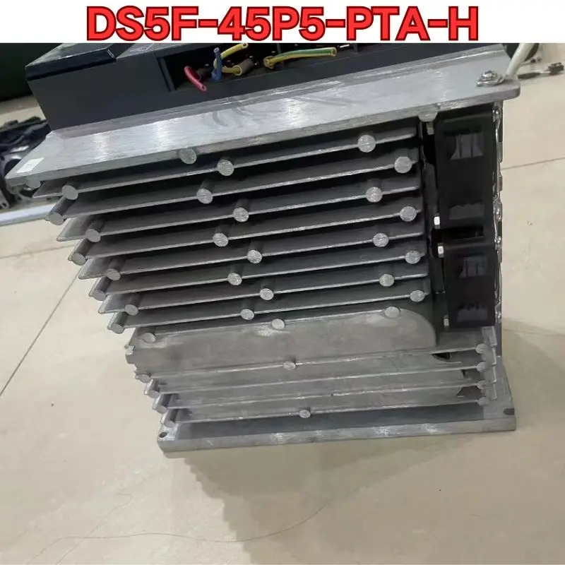 리퍼 Xinjie 서보 드라이브 DS5F-45P5-PTA-H 기계 완료