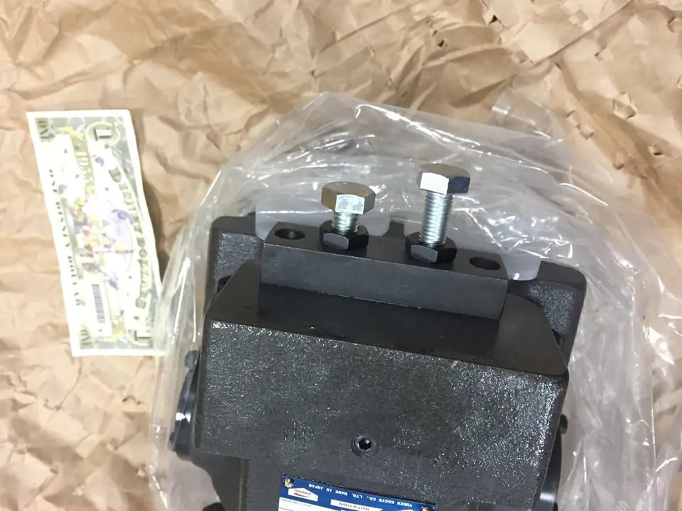 YUKEN A37-F-R-01-C-K-32 유압 피스톤 펌프 신형 신속 1PC