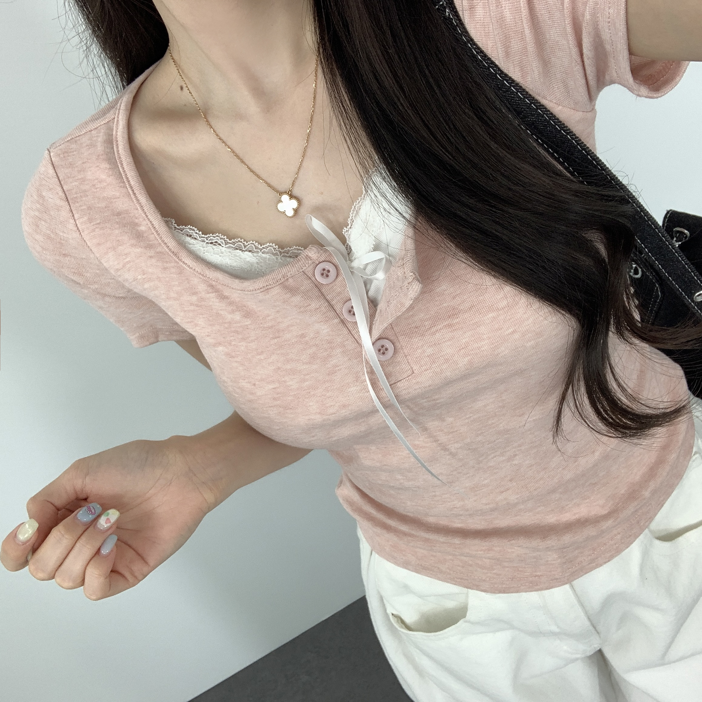 레이스 리본 버튼 라운드넥 사이드 셔링 슬림핏 밑단굴림 반팔 티셔츠 이미지 7