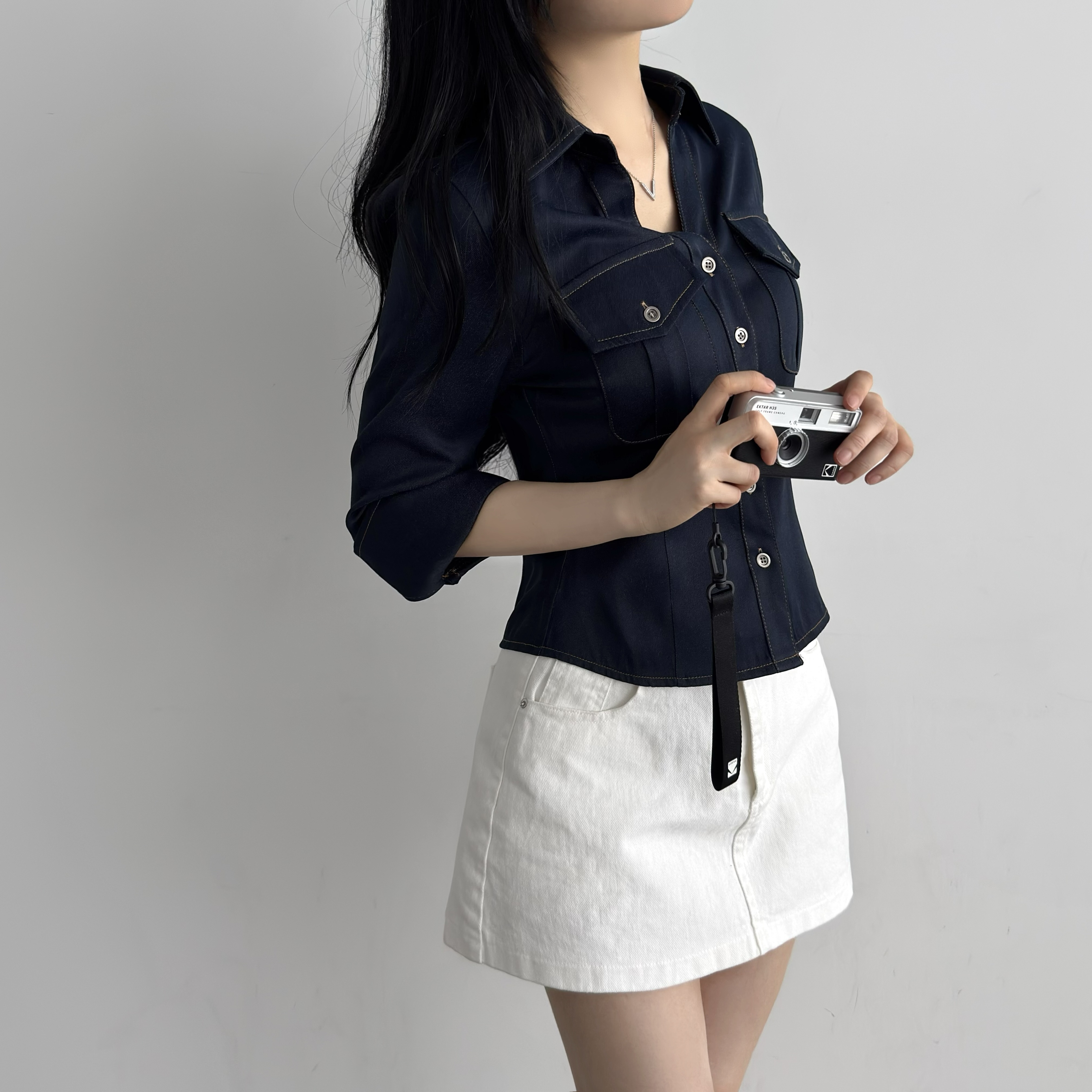 오픈 딥 브이넥 포켓 버튼 커프스소매 7부 롤업 라인 밑단굴림 데님 셔츠 남방 이미지 7