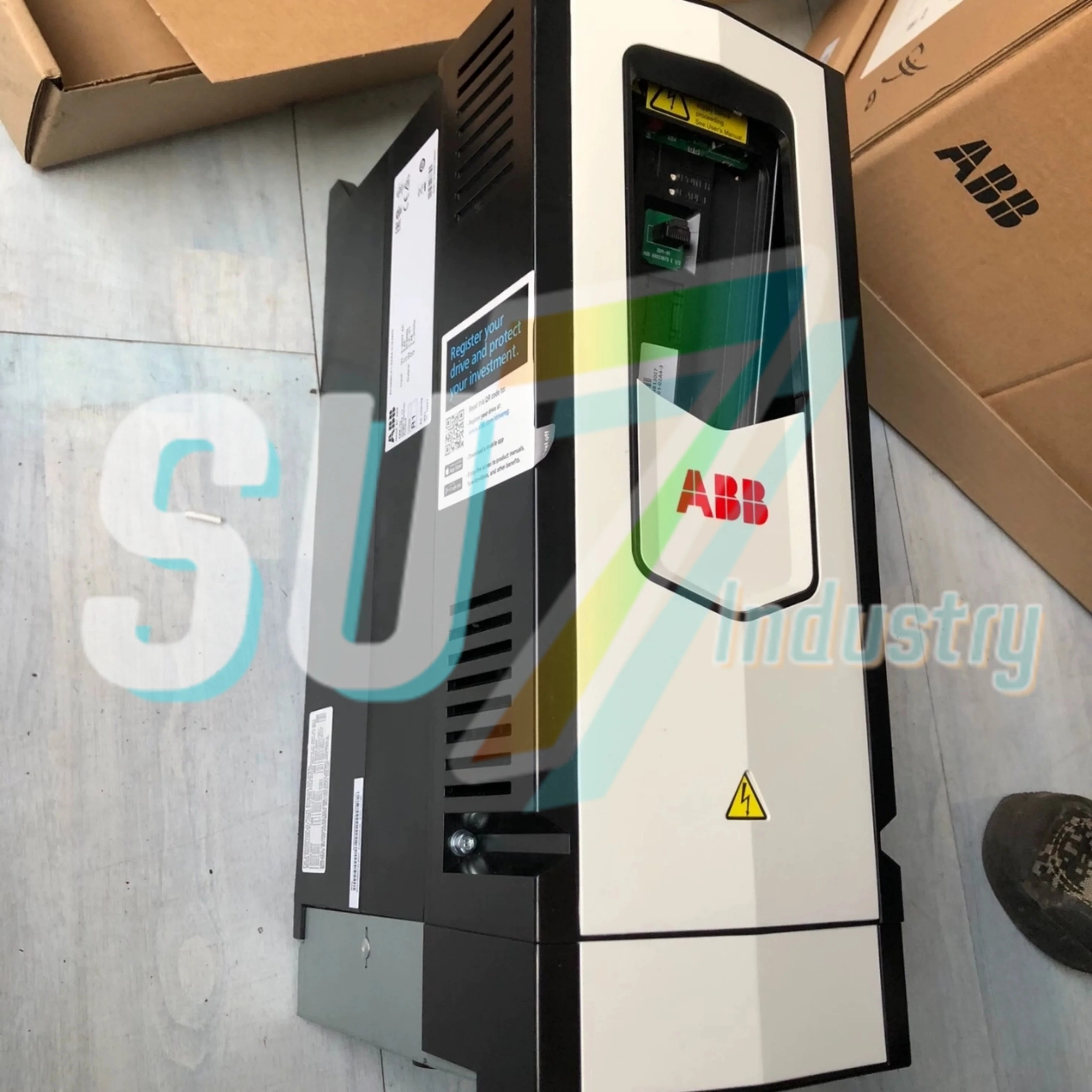 ACS880-01-02A4-3 ACS880-01-03A3-3 주파수 변환기 새