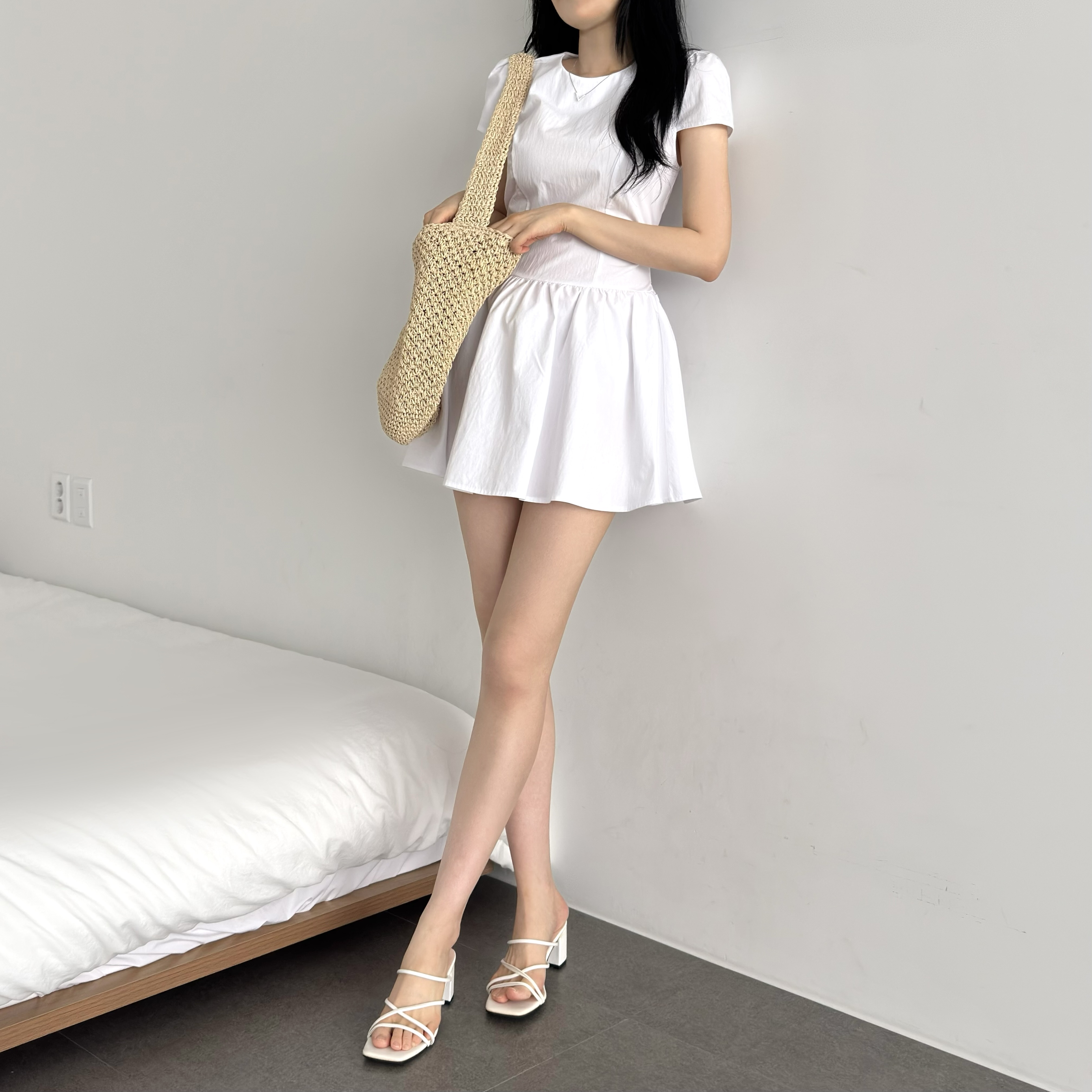 전면슬림라인 어깨퍼프 허리잘록 스트랩 a라인 플레어 반팔 미니 원피스 - 상세 이미지 4