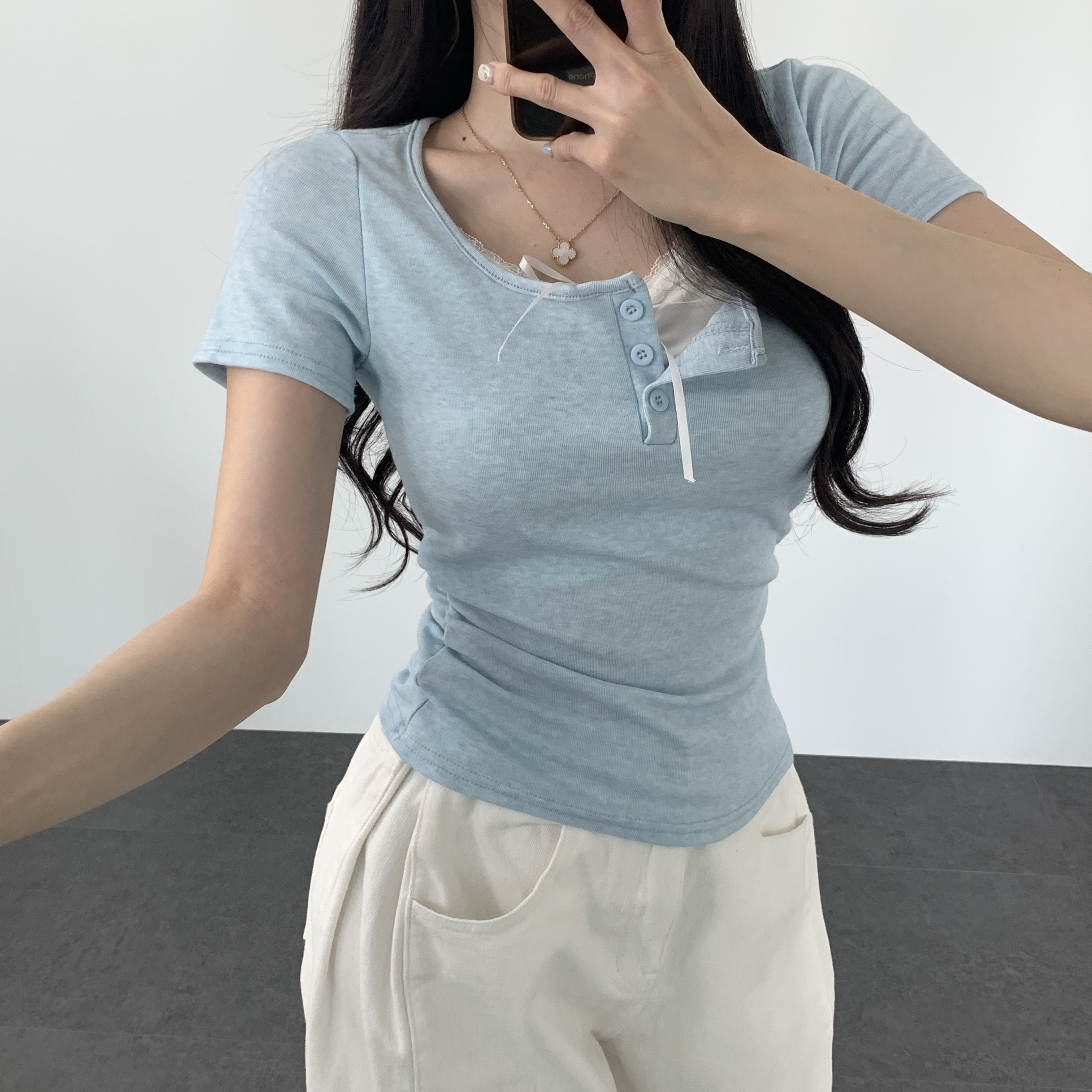 레이스 리본 버튼 라운드넥 사이드 셔링 슬림핏 밑단굴림 반팔 티셔츠 - 상세 이미지 5