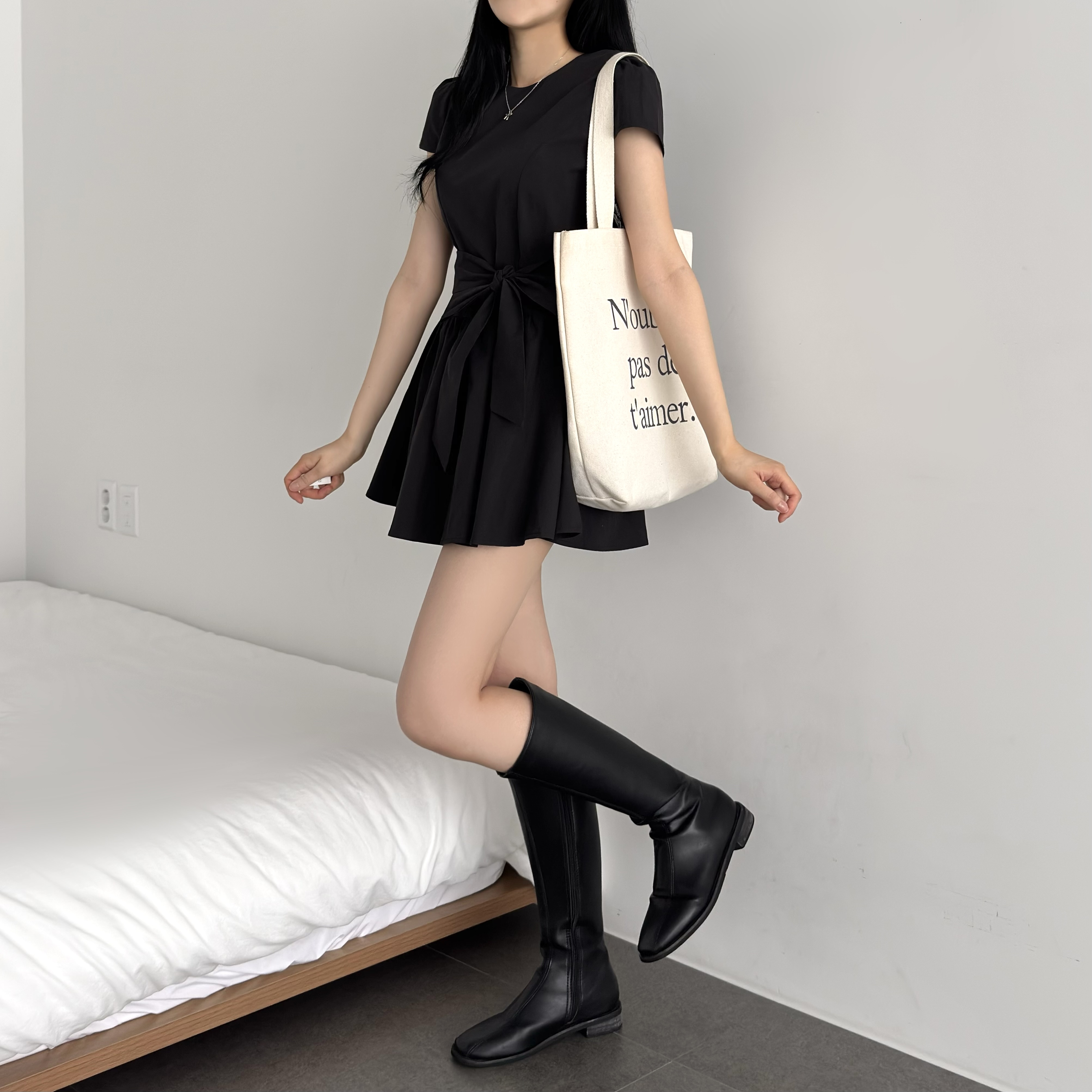 전면슬림라인 어깨퍼프 허리잘록 스트랩 a라인 플레어 반팔 미니 원피스 - 상세 이미지 5