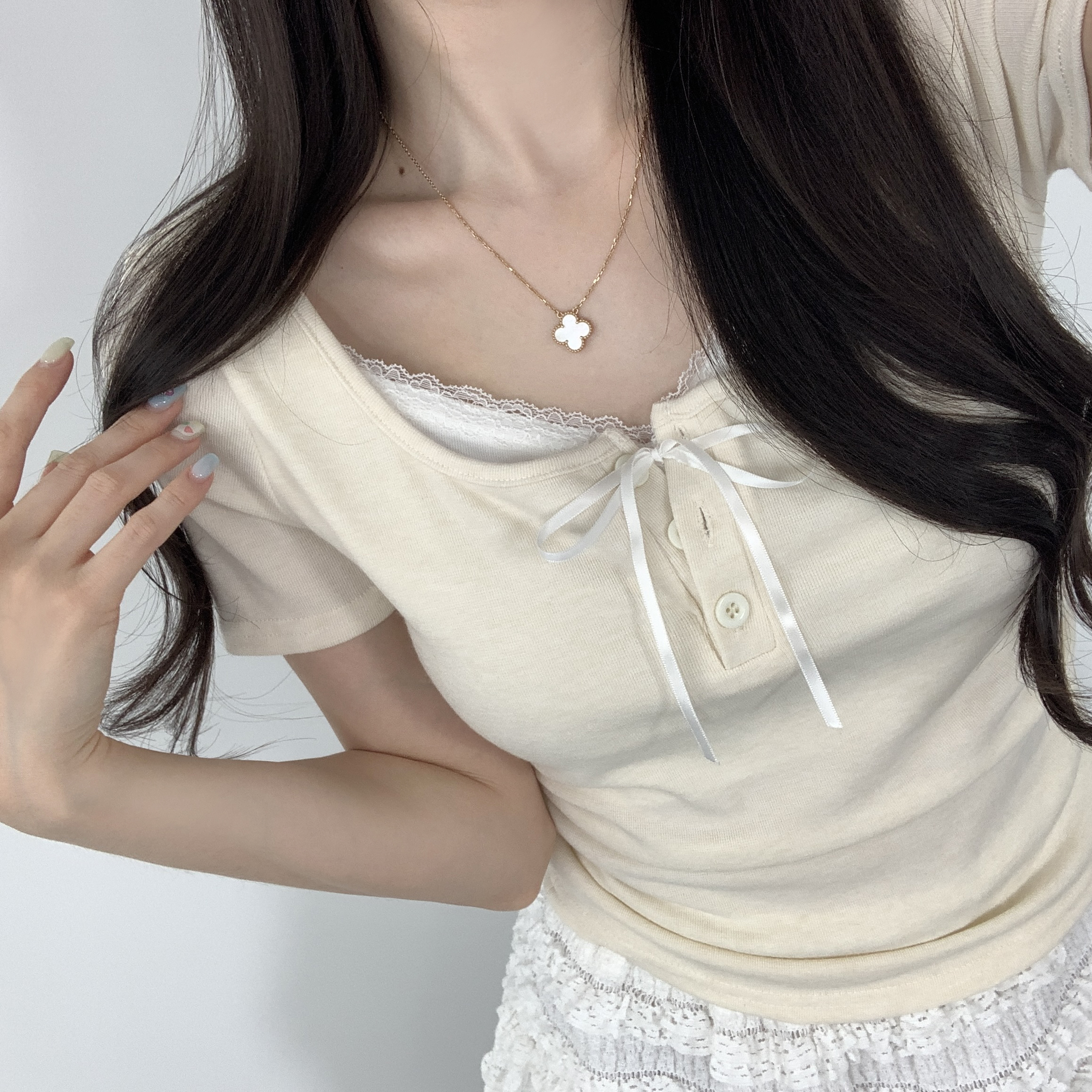 레이스 리본 버튼 라운드넥 사이드 셔링 슬림핏 밑단굴림 반팔 티셔츠 - 상세 이미지 4