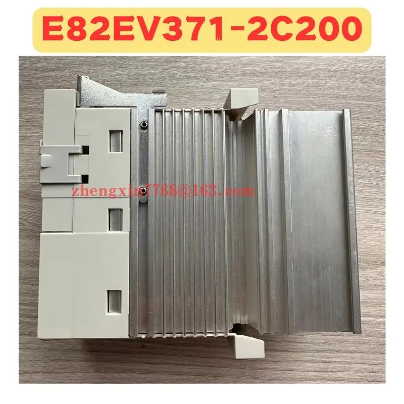리퍼 주파수 변환기 E82EV371-2C200 정상 기능 완료 E82EV371 2C200