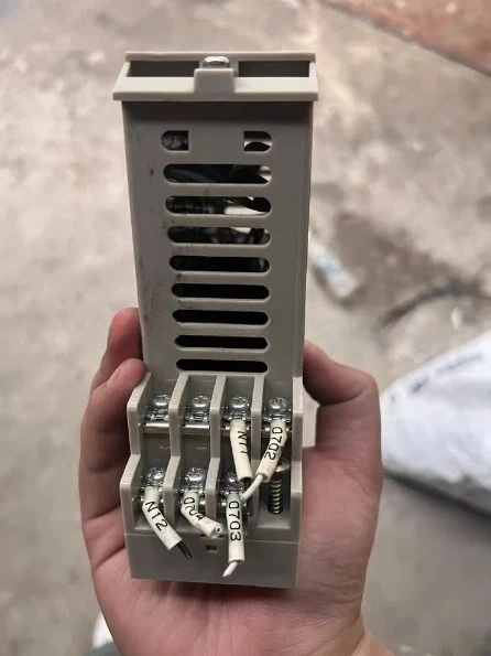 컨트롤러 드라이버 JGSM-17이 패키지되어 있으며 과 이 분해됩니다.