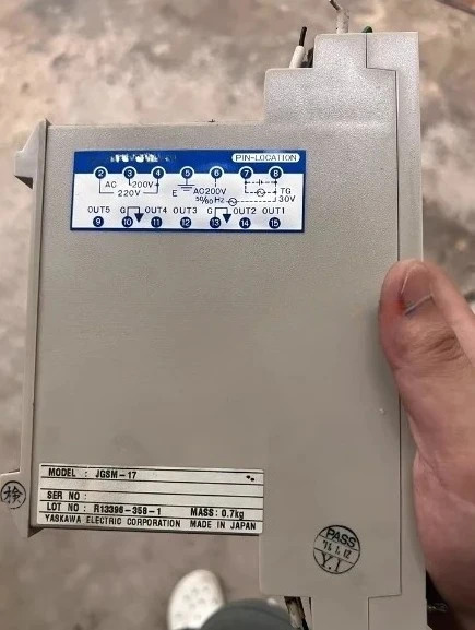 컨트롤러 드라이버 JGSM-17이 패키지되어 있으며 과 이 분해됩니다.