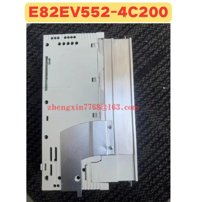 오리지널 E82EV552-4C200 주파수 변환기 E82EV552 4C200 E82EV552K4C200 신