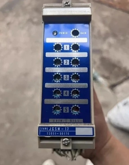 컨트롤러 드라이버 JGSM-17이 패키지되어 있으며 과 이 분해됩니다.