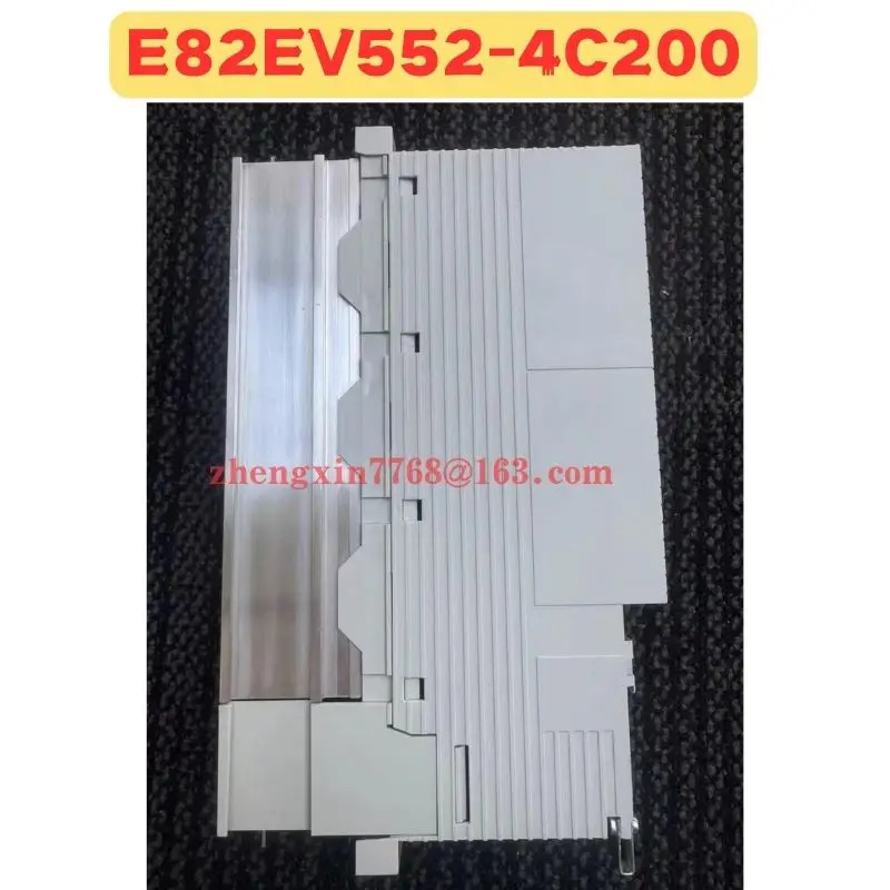 오리지널 E82EV552-4C200 주파수 변환기 E82EV552 4C200 E82EV552K4C200 신