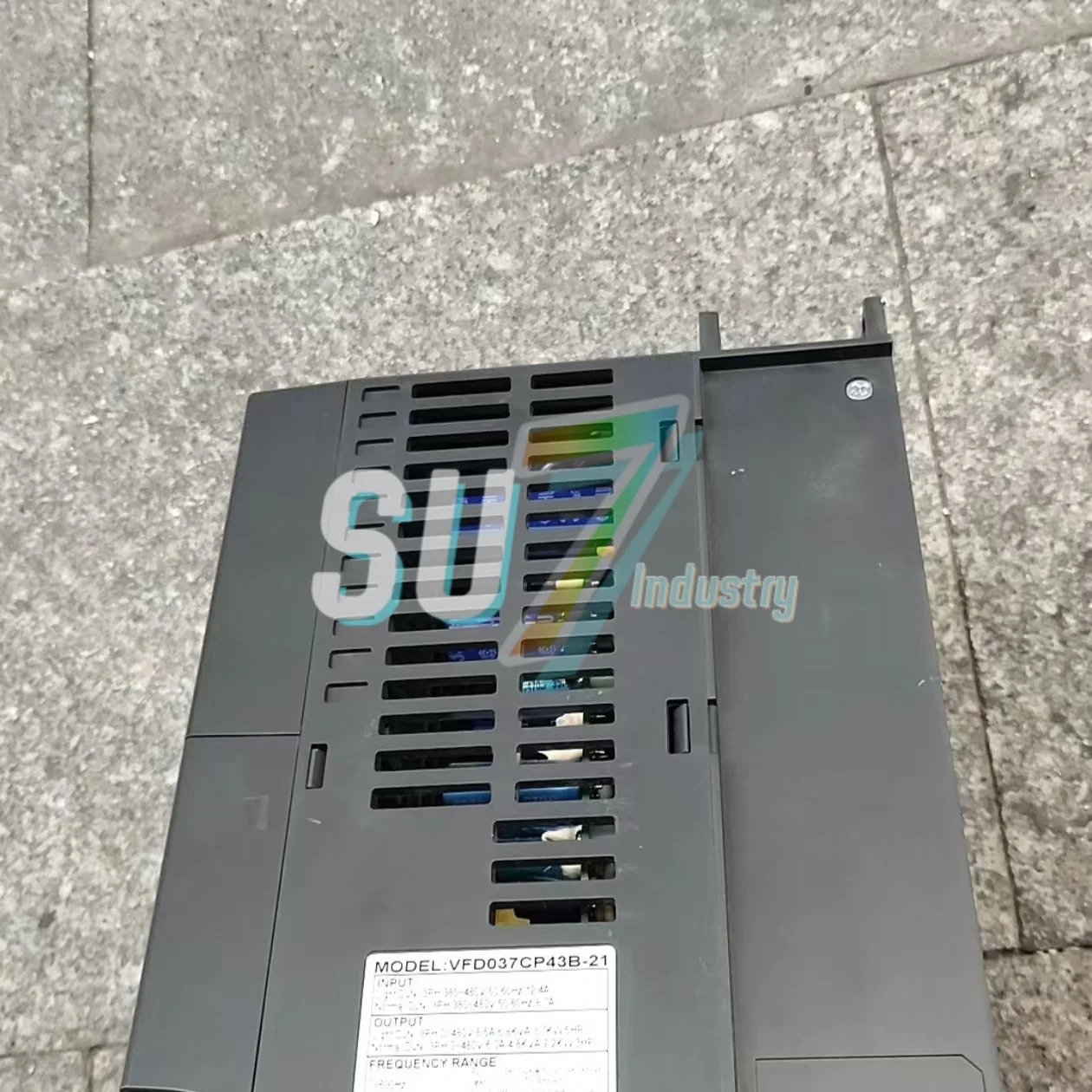 VFD037CP43B-21 VFD037E43A 주파수 변환기 신규 입고