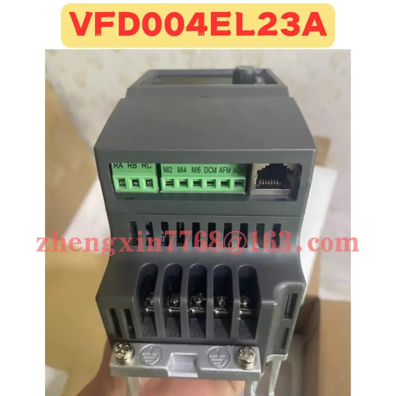 오리지널 주파수 변환기 VFD004EL23A 신