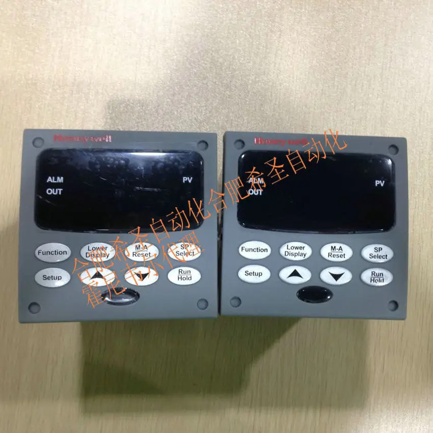 하니웰 온도 조절기 DC2500-C0-1A00-200-00000-00-0 포장