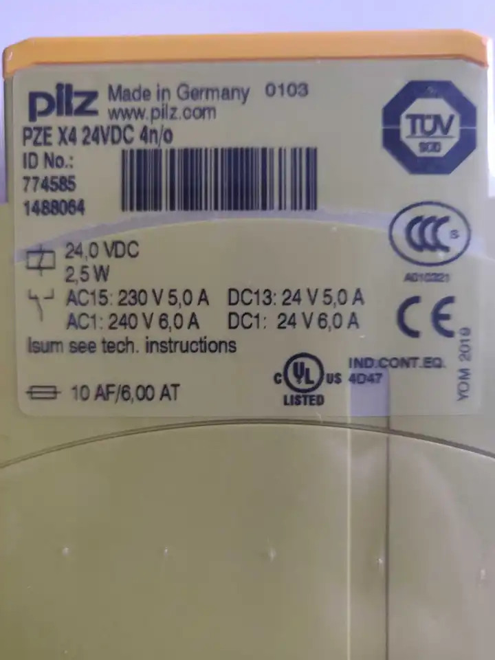 PZE X4 일련 774585 PILZ 안전 릴레이 신