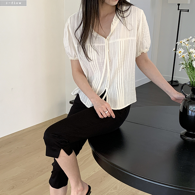 모아 레이스 브이넥 핀턱 크롭 블라우스 2col 봄 여름 자수 퍼프 밴딩 코튼 제이플로우 이미지 4