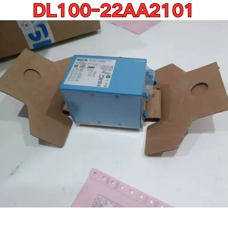 DL100-22AA2101 레이저 거리 측정기 센서
