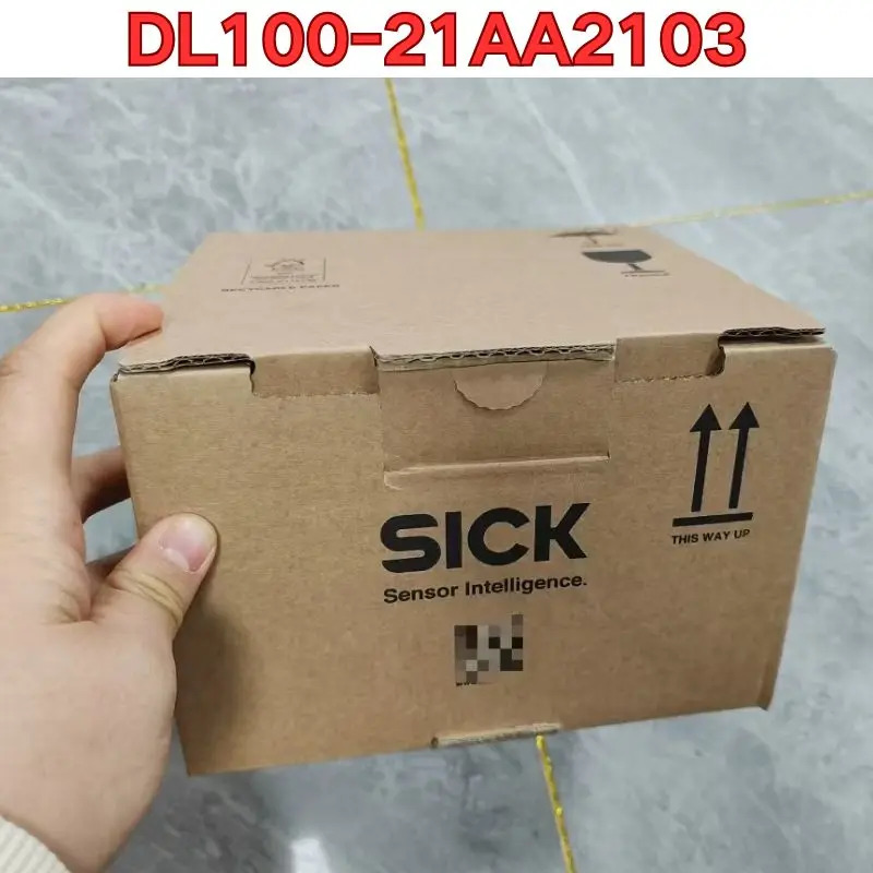 DL100-21AA2103 레이저 거리 측정기 센서